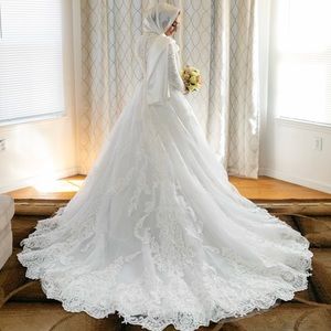 Wedding dress. Only worn once! LIKE BRAND NEW! BOUGHT FROM MEMORY BRIDAL